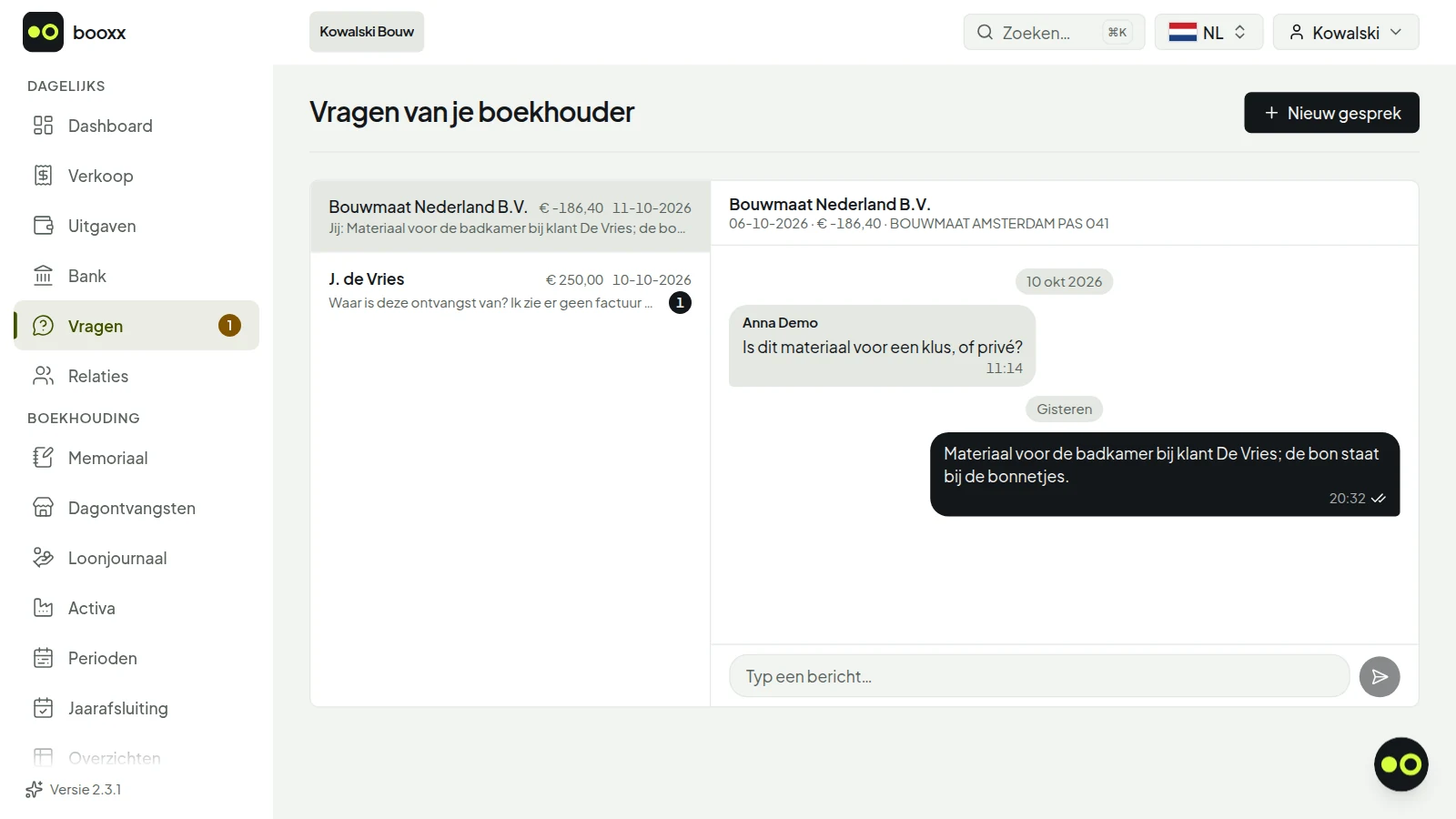 Het scherm Vragen van je boekhouder bij de ondernemer: een open vraag van de boekhouder over een ontvangst van 250 euro, en een beantwoorde vraag over een aankoop bij de bouwmarkt.